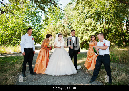 Schöne Hochzeitspaar Wandern und Spaß mit Trauzeugen und Brautjungfern im Park. Stockfoto