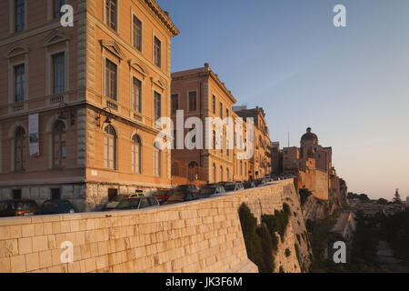 Italien, Sardinien, Cagliari, Il Castello Altstadt, Stadtmauer und Kathedrale von Santa Maria aus Bastione San Remy, dawn Stockfoto