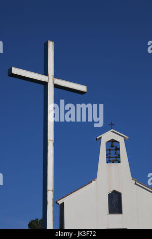 Italien, Sardinien, Südwesten Sardiniens, Iglesias, Nostra Signora del Buon Camino Kirche, Glockenturm und Kreuz Stockfoto