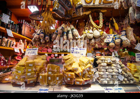 Italienische Salami und Käse zum Verkauf auf dem zentralen Lebensmittelmarkt in Florenz Italien Stockfoto