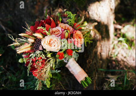 Nahaufnahme Foto von isolierten Brautstrauß auf dem Boden liegend. Stockfoto