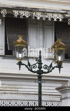 Frankreich, Réunion, Saint-Denis, Straßenlaternen und alte Kolonialbauten, Rue de Paris Stockfoto