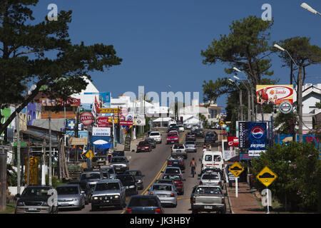 Uruguay, Punta del Este Bereich, La Barra, Verkehr auf Avenida Eduardo Haedo Stockfoto