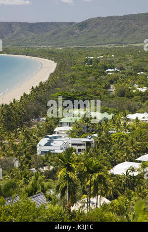 Australien, Queensland, Nordküste, Port Douglas, Four Mile Beach und Trinity Bay View aus Flagstaff Hill Lookout, Stockfoto