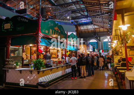 Szenen aus dem zentralen Lebensmittelmarkt in Florenz Italien Menschen Lebensmittel kaufen Stockfoto