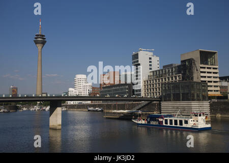 Deutschland, Nordrhein-Westfalen, Düsseldorf, Rhein-Turm und Medienhafen, Stockfoto