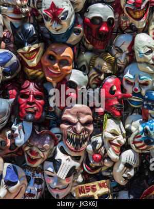 Ungerade und gruselige Masken zum Verkauf an der Cal Expo State Fair in Sacramento, Kalifornien. Stockfoto