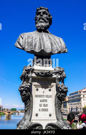 Benvenuto Cellini Statue auf der Ponte Vecchio, Florenz, Italien Stockfoto