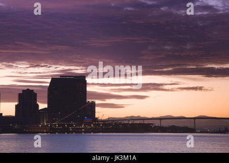 Waterfront City View mit Flugzeugträger USS Midway von Harbor Island, San Diego, California, USA der Morgendämmerung Stockfoto