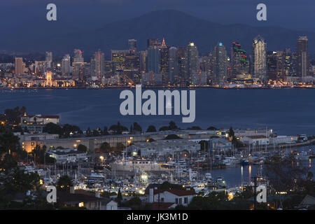 USA, Kalifornien, San Diego, Stadt und Shelter Island Yacht Basin von Point Loma, Dämmerung Stockfoto