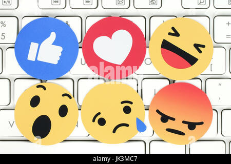 Kiew, Ukraine - 7. Februar 2017: Facebook like-Button 6 einfühlsam Emoji-Reaktionen auf Papier gedruckt und auf Computer-Tastatur gelegt. Facebook ist ein w Stockfoto