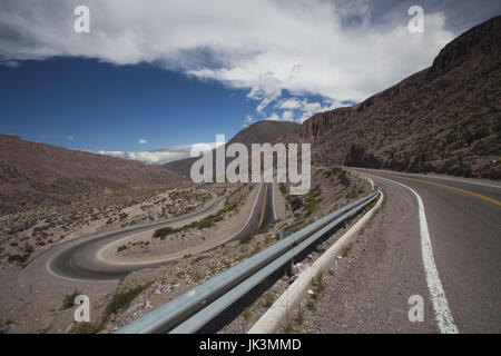 Argentinien, Provinz Jujuy, Quebrada de Humamuaca Canyon, Landschaft von RN 52, Straße nach Salinas Grande-Salzpfanne Stockfoto