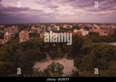 Argentinien, Provinz Mendoza, Mendoza, Blick auf die Stadt von oben Plaza Italia, Dämmerung Stockfoto