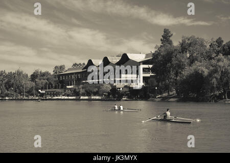 Argentinien, Provinz Mendoza, Mendoza, Parque San Martín, Rudern auf Park-See Stockfoto