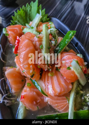 Japanische Lachs Tataki, würzige Lachssalat, Thai Stil Japanisches Essen Stockfoto