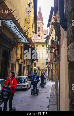 Straßenszenen mit Touristen auf Segway aus Florenz Toskana Italien Stockfoto