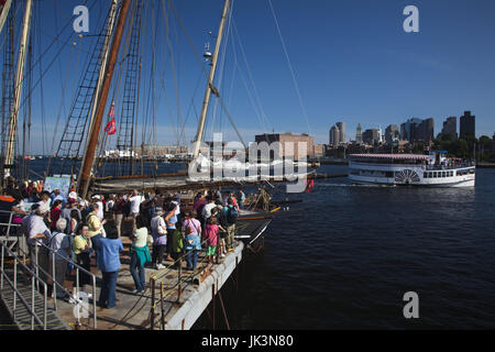 USA, Massachusetts, Boston, Sail Boston große Schiffe Festival, Touristen, NR, in Charlestown Navy Yard Stockfoto