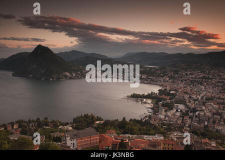 Schweiz, Tessin, Lago di Lugano, Lugano, Blick auf die Stadt und Monte San Salvador von Monte Bre, Sonnenuntergang Stockfoto