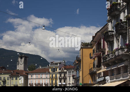 Schweiz, Ticino, Lago Maggiore, Locarno, Gebäude auf der Piazza Grande Stockfoto