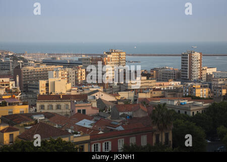 Italien, Sardinien, Cagliari, Blick auf die Stadt von Bastione San Remy, Sonnenuntergang Stockfoto