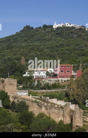 Italien, Sardinien, Südwesten Sardiniens, Iglesias, Nostra Signora del Buon Camino Kirche und Stadt Wände Stockfoto