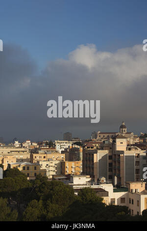 Italien, Sardinien, Cagliari, Stadt und Kirche Basilika Nostra Senora di Bonaria entlang Viale Diaz, morgen Stockfoto