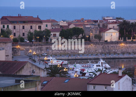 Italien, Sardinien, westlichen Sardinien, Alghero, Stadtmauern und Marina, dawn Stockfoto
