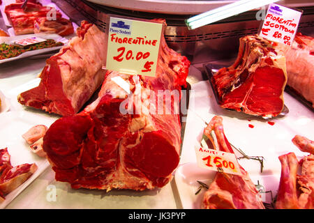 Rohe Bistecca Alla Fiorentina - Florentiner Steak an einem Metzger Ort Florenz, Toskana, Italien Stockfoto