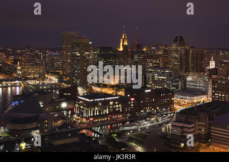 USA und Harbor East, erhöhte Ansicht von Marriott Hotel in Baltimore, Maryland, Baltimore, Inner Harbor Abend Stockfoto