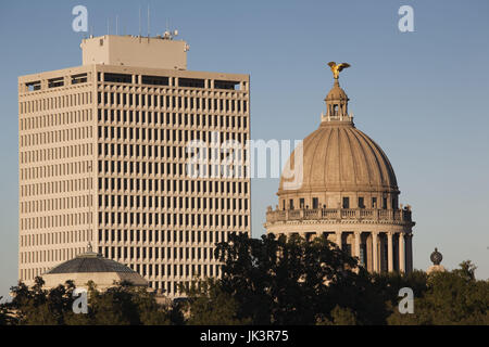 USA, Mississippi, Jackson, Mississippi State Capitol, erhöhte Ansicht mit State Office building Stockfoto