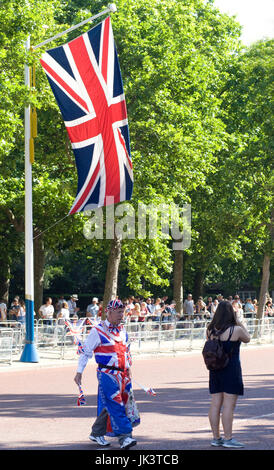 Mann gekleidet in Union-Jack-Flaggen auf der Mall in London Stockfoto