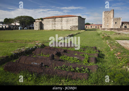 Dominikanische Republik, Santo Domingo, Zona Colonial, Fortaleza Ozama, älteste koloniale militärische Gebäude in der neuen Welt, b.1502, alte Kanone Stockfoto