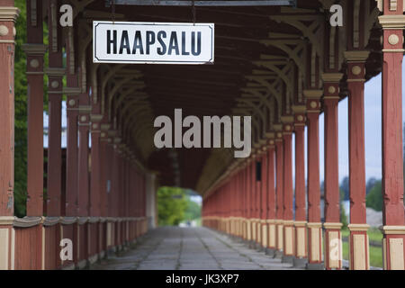 Estland, westlichen Estland, Haapsalu, Ortstafel am Bahnhof Stockfoto