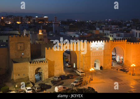 Tunesische Central Coast, Sfax, Tunesien, erhöhten Blick auf die Medina entlang der Avenue Ali Belhouane und Bab Diwan Tor, Dämmerung Stockfoto