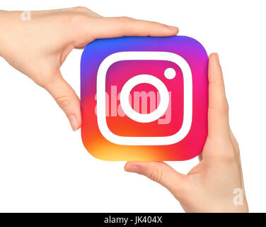 Kiew, Ukraine - 20. Januar 2016: Hände halten Instagram-Symbol auf Papier gedruckt. Instagram ist eine Online-mobile Foto-sharing, Video-sharing-Service Stockfoto