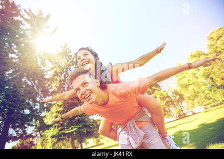 glücklich Teenager-Paar, die Spaß am Sommerpark Stockfoto