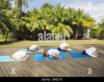 Gruppe von Menschen, die Yoga-Übungen im freien Stockfoto