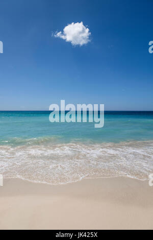 Cloud im blauen Himmel über Ozeanstrand Stockfoto