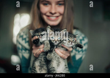 Kaukasische Frau Holding Kätzchen Stockfoto