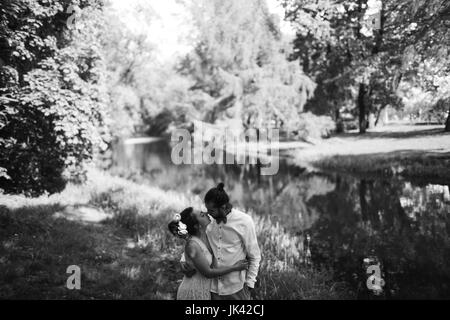 Nahen Osten paar umarmt im Park in der Nähe von Fluss Stockfoto