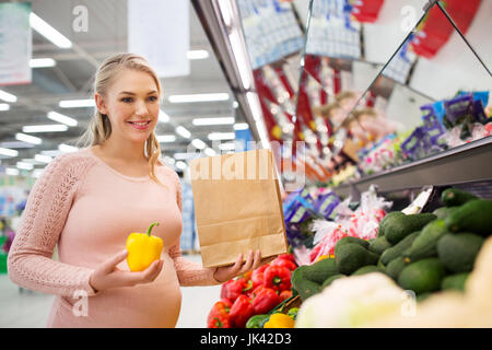 Schwangere Frau Gemüse im Supermarkt kaufen Stockfoto