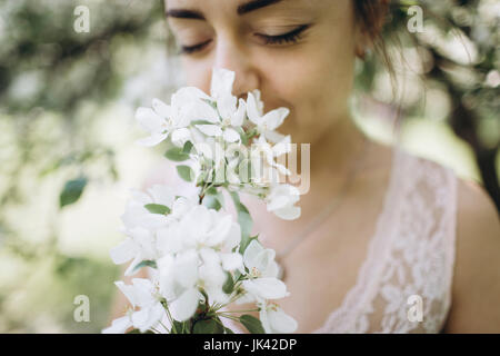 Orientalische Frau Blumen riechen Stockfoto