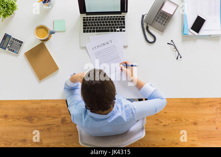 Geschäftsfrau, die Unterzeichnung der Vertragsurkunde im Büro Stockfoto