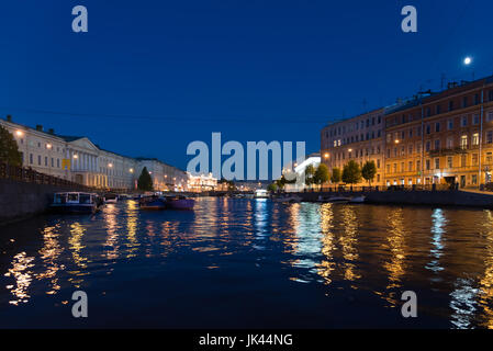 Yachten an Fontanka in der Nacht in St. Petersburg, Russland Stockfoto