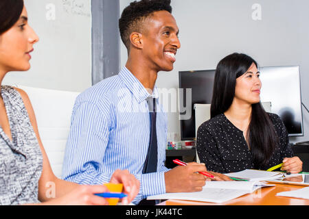 Menschen lächelnd in Business-meeting Stockfoto