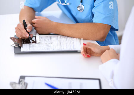 Zwei Ärzte diskutieren Krankengeschichte. Health Care und Medizin-Konzept Stockfoto