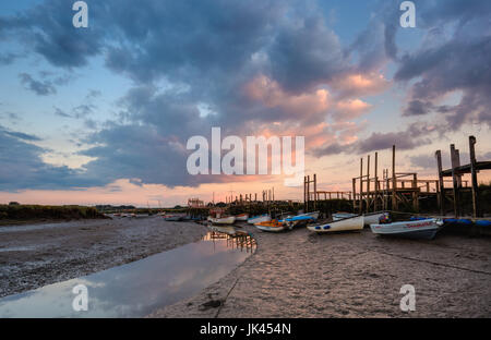 Boote auf dem Gezeiten-Mündung Morston Kai an einem Sommerabend Stockfoto