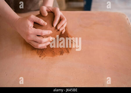 Händen der kaukasischen Frau Rollen Keramik Ton Stockfoto