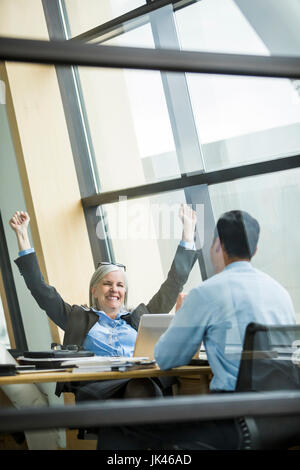 Business-Leute feiern im meeting Stockfoto