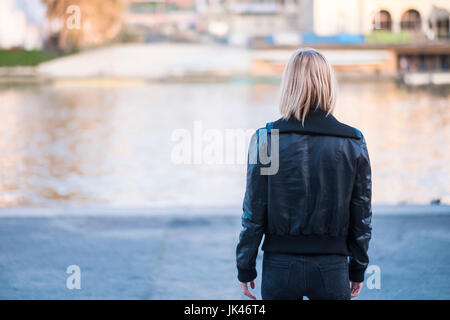 Rückansicht des kaukasischen Frau stand in der Nähe Fluss Stockfoto